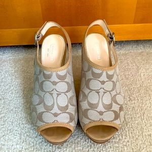 COACH Signature Janet Sandle in Light Khaki Size 6